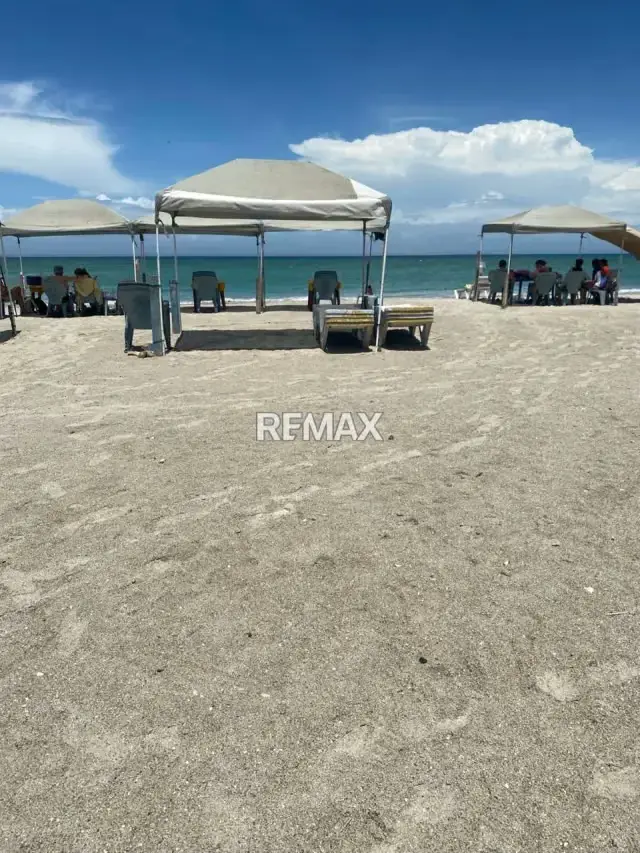 TERRENO CON LOCAL COMERCIAL EN PRIMERA LINEA VISTA AL MAR PLAYA EL YAQUE