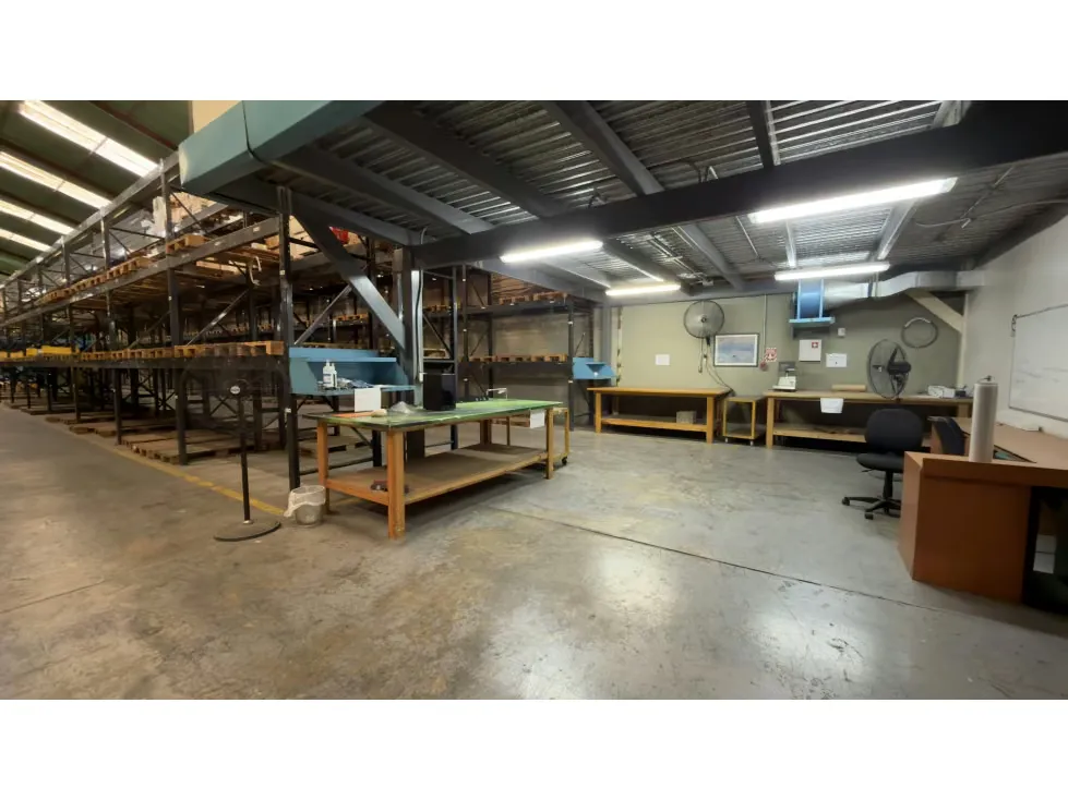 VENTA DE GALPÓN CON OFICINAS- ZONA INDUSTRIAL EL ENCANTADO - 9