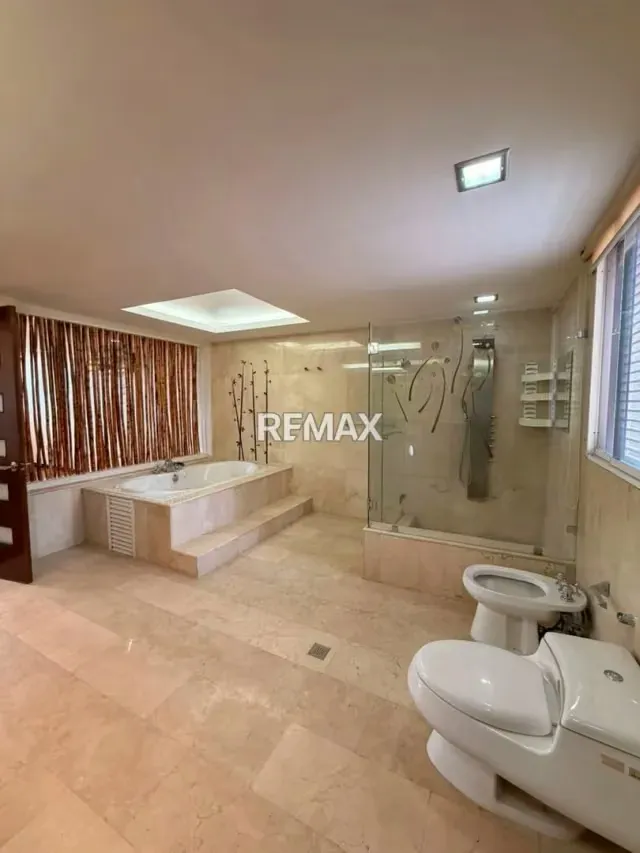 Quinta de Lujo en VENTA en Cumbres de Curumo: 1.222 m² con Planta Eléctrica y Tanque de 30.000 Litros - 11