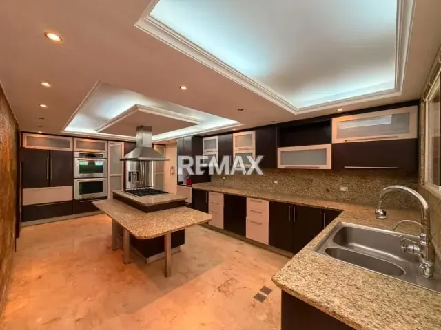 Quinta de Lujo en VENTA en Cumbres de Curumo: 1.222 m² con Planta Eléctrica y Tanque de 30.000 Litros - 4