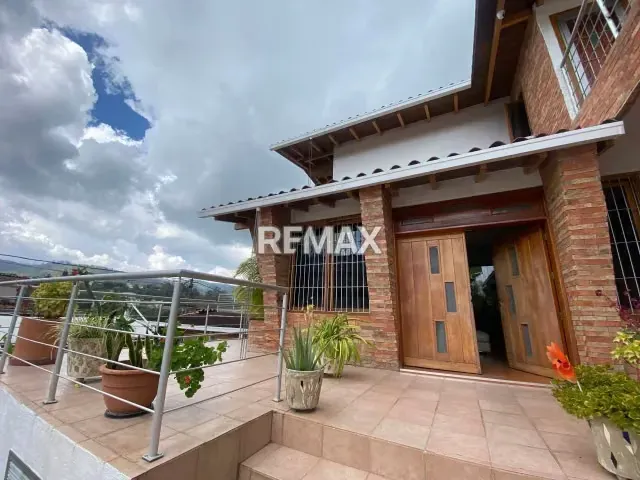 CASA EN VENTA URB. ARAGUANEY