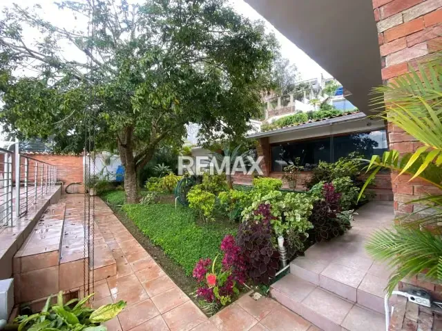 CASA EN VENTA URB. ARAGUANEY - 16
