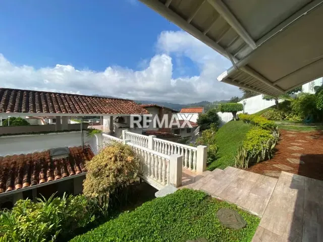 CASA EN VENTA URB. ARAGUANEY - 18