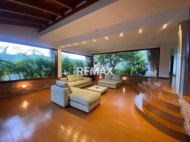 CASA EN VENTA URB. ARAGUANEY - 2