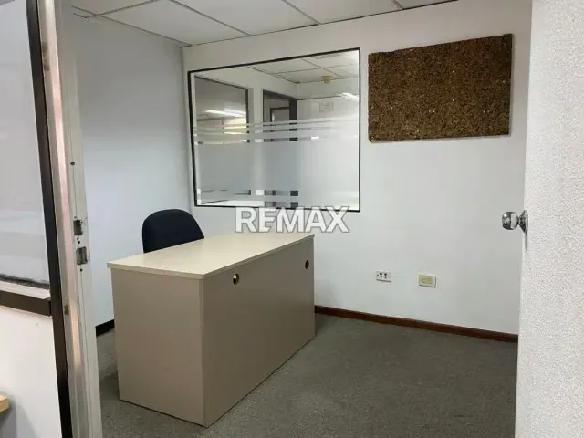 Oficina en Alquiler en la Zona Industrial de La Trinidad Baruta, incluye acceso a áreas comunes como Salón de coferencia, comedor, baños y recepción.