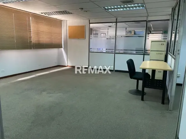 Oficina en Alquiler en la Zona Industrial de La Trinidad Baruta, incluye acceso a áreas comunes como Salón de coferencia, comedor, baños y recepción. - 2