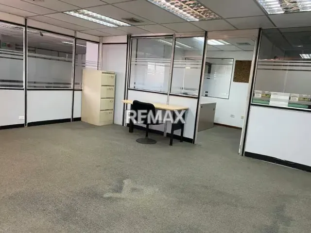 Oficina en Alquiler en la Zona Industrial de La Trinidad Baruta, incluye acceso a áreas comunes como Salón de coferencia, comedor, baños y recepción. - 3