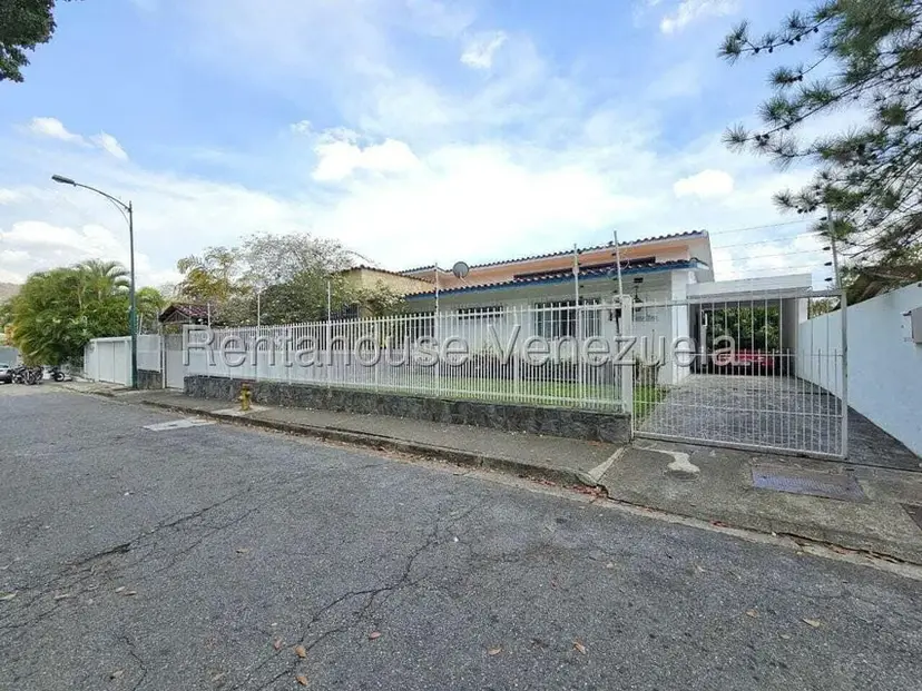 Casa (Duplex) en Venta en Prados del Este, Distrito Metropolitano