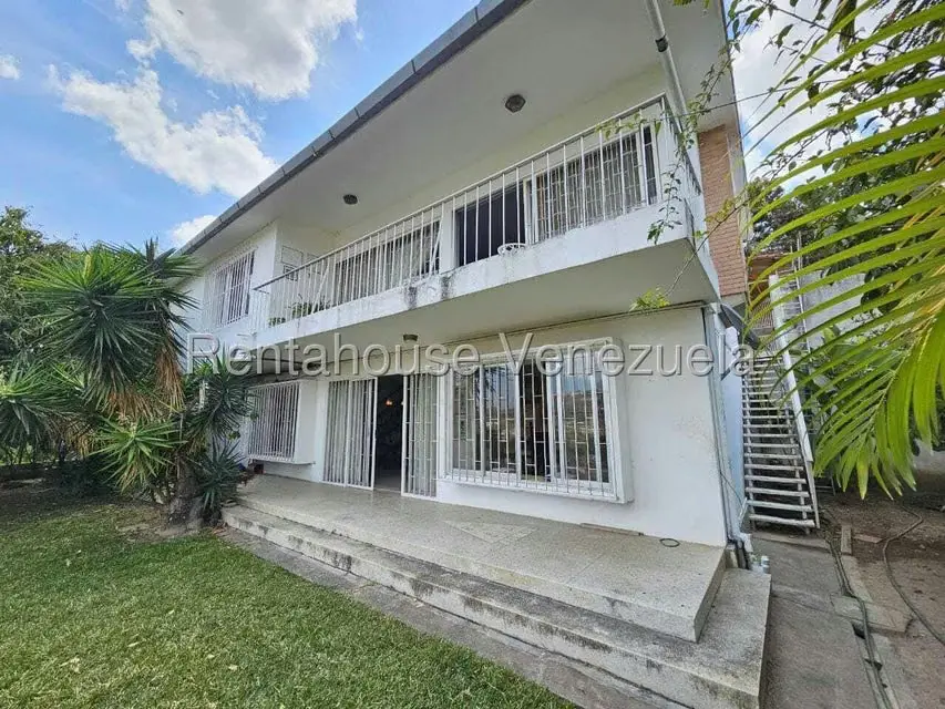 Casa (Duplex) en Venta en Prados del Este, Distrito Metropolitano - 2