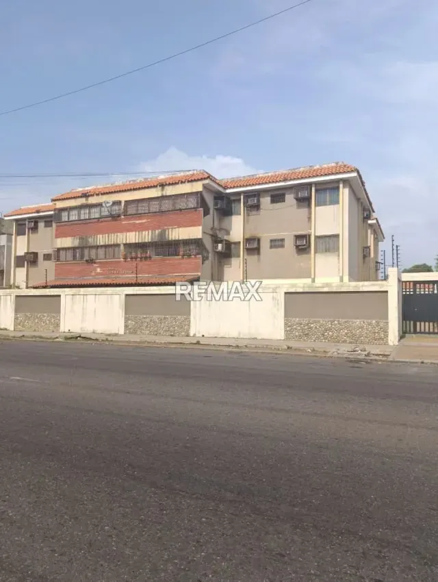 ALQUILA APARTAMENTO EN EDIF. CANTA CLARO