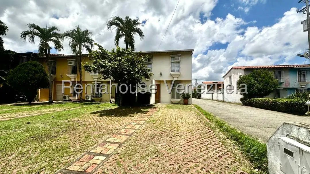 Casa (Duplex) en Alquiler en Villa Antigua, Portuguesa
