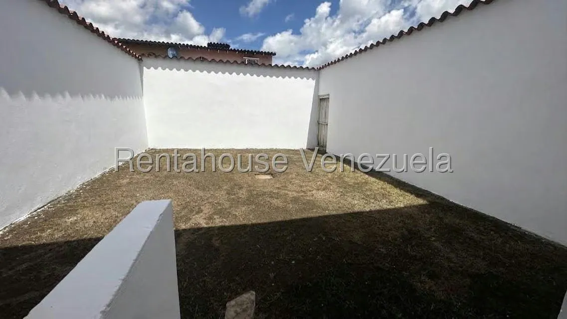 Casa (Duplex) en Alquiler en Villa Antigua, Portuguesa - 14