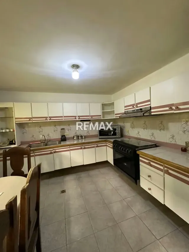 OPORTUNIDAD DE INVERSION, CASA EN VENTA. 3 NIVELES. AV BERMUDEZ. MARACAY EDO. ARAGUA - 5