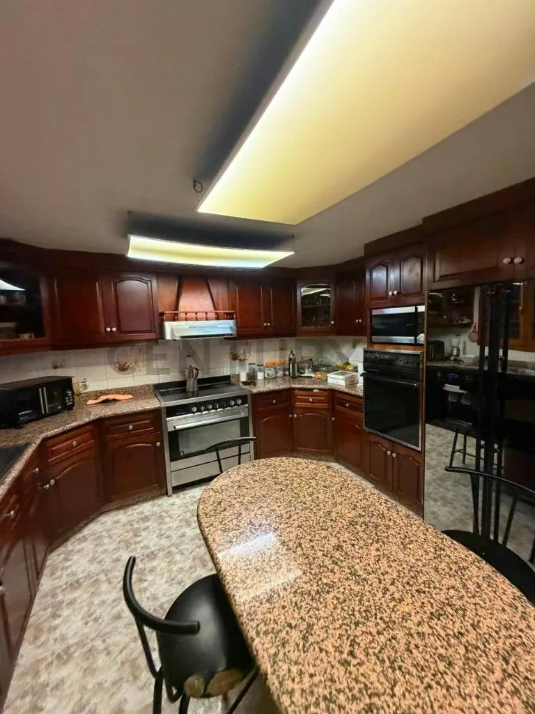 Exclusiva y Espaciosa Casa en Urbanización El Peñón - 2