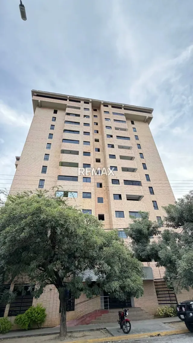 Se Vende Apartamento Urb Mañongo Cerca al CC Sambil Res Trébol Plaza - 2