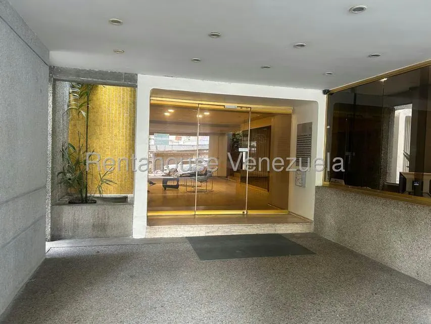 Apartamento (1 Nivel) en Alquiler en Los Palos Grandes, Distrito Metropolitano - 2