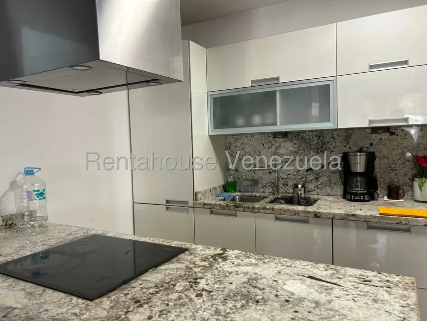 Apartamento (1 Nivel) en Alquiler en Los Palos Grandes, Distrito Metropolitano - 12