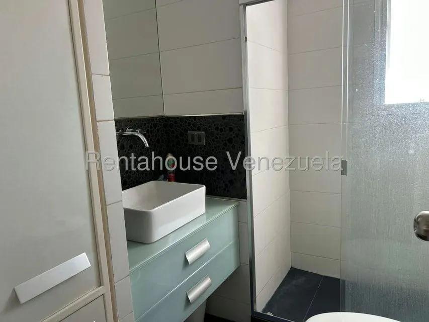 Apartamento (1 Nivel) en Alquiler en Los Palos Grandes, Distrito Metropolitano - 15