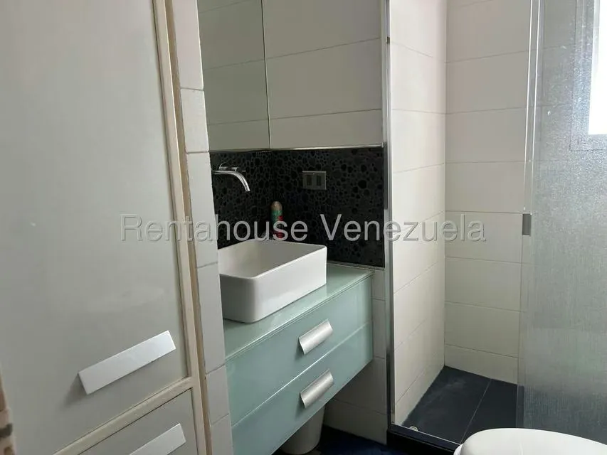 Apartamento (1 Nivel) en Alquiler en Los Palos Grandes, Distrito Metropolitano - 16