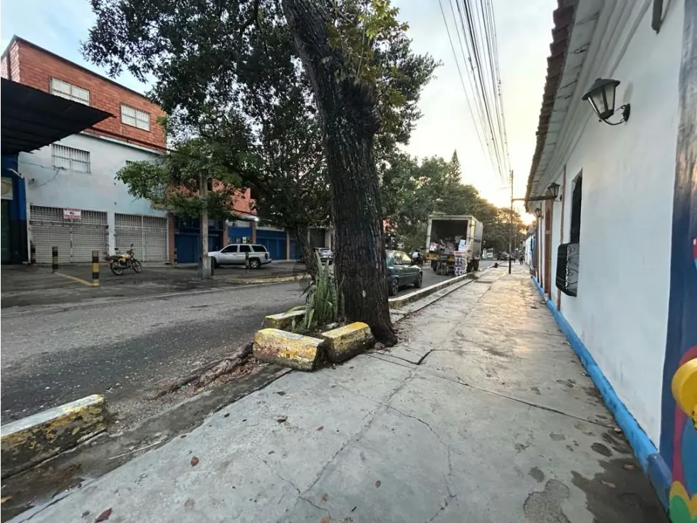 CASA COMERCIAL EN VENTA FRENTE AV BOLIVAR BEJUMA CARABOBO