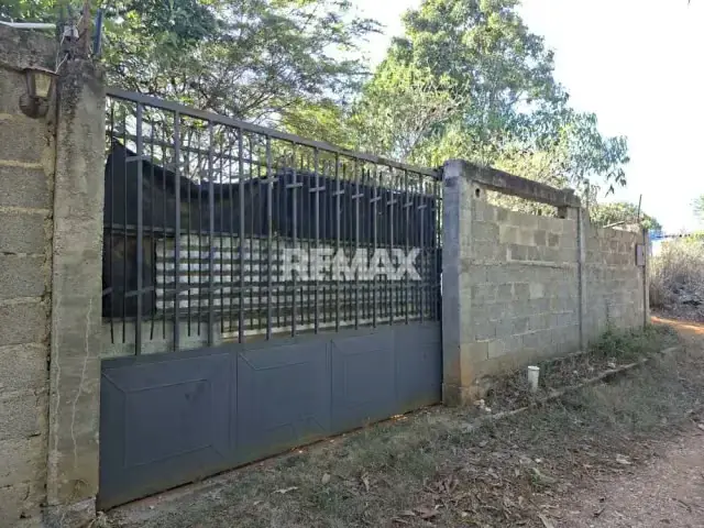 En venta parcela con bienhechurías ubicada en agua viva