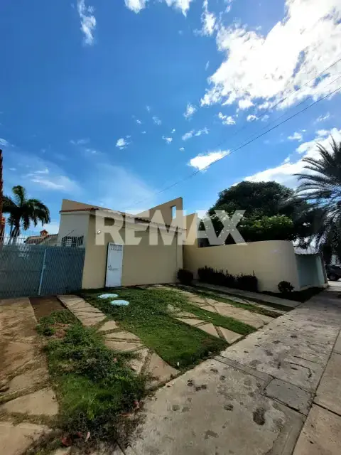 Se Alquila Casa a Pie de calle en la Urbanización Rio Biejo