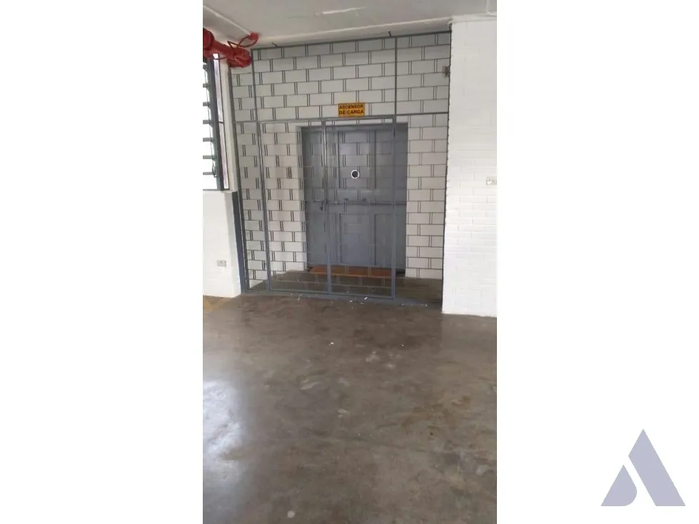 Se alquila local industrial 98m2 Boleita Sur 7749 - 4