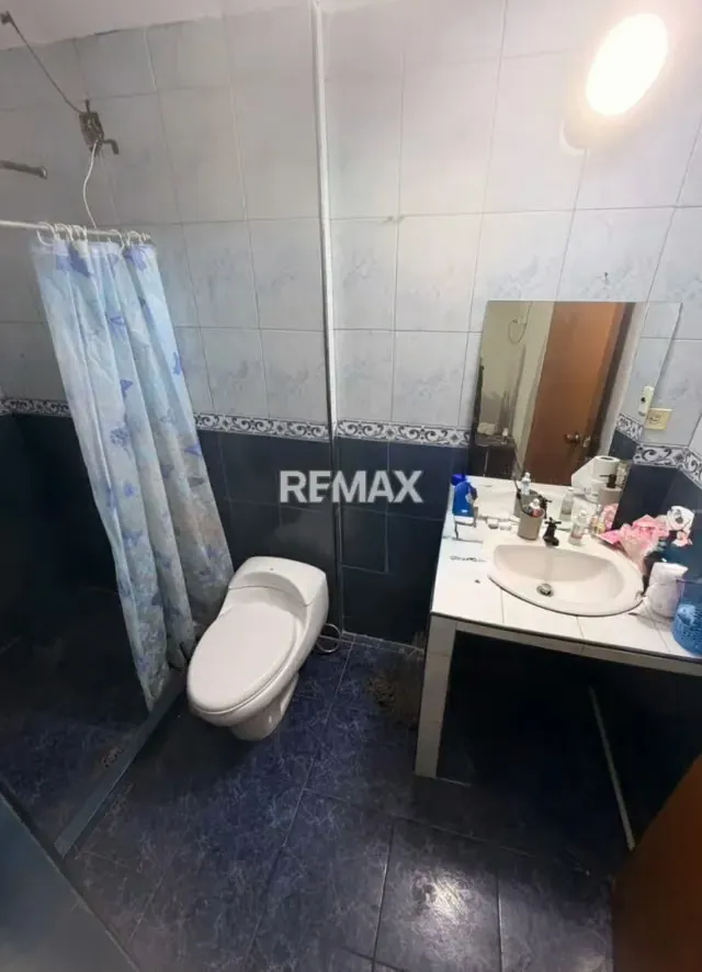 EN VENTA CASA AMPLIA UBUCADA EN LA URB. LA ARBOLEDA - 11