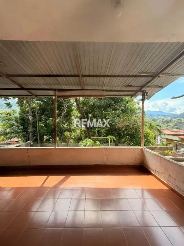 EN VENTA CASA AMPLIA UBUCADA EN LA URB. LA ARBOLEDA - 12