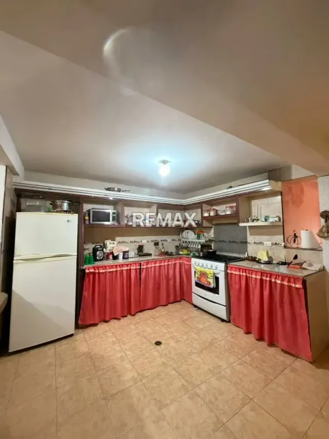 EN VENTA CASA AMPLIA UBUCADA EN LA URB. LA ARBOLEDA - 4