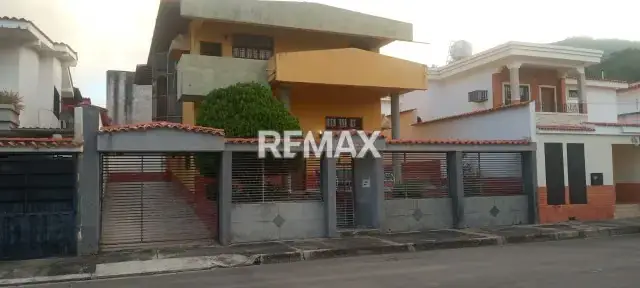 En VENTA amplia y hermosa Quinta Divino Niño, en Urb. El Country