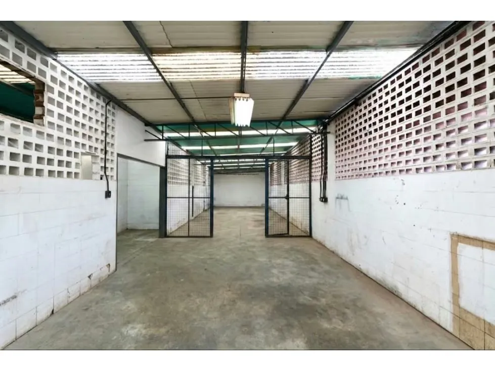 EN ALQUILER LOCAL/GALPÓN EN MONTECRISTO DE 400M2 - 21