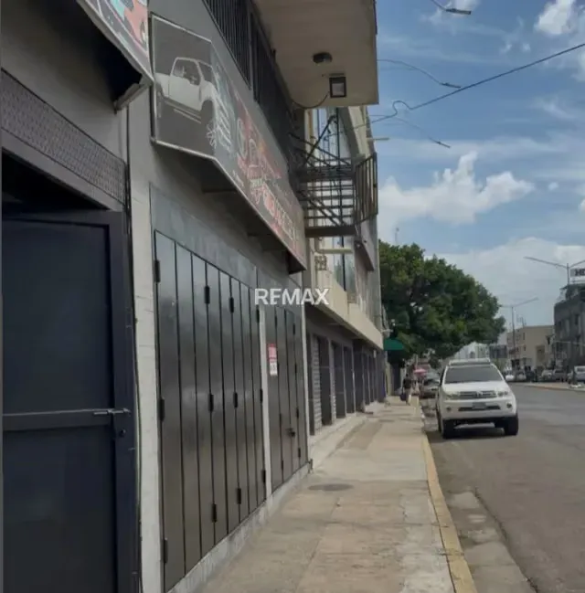 Amplio Local Comercial a pie de Av Ayacucho y Boyaca