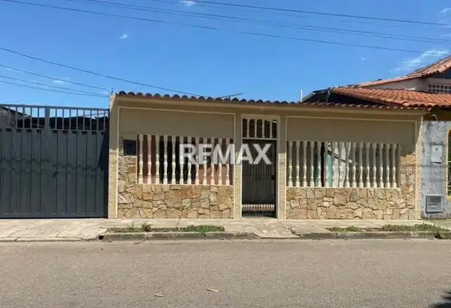 BONITA CASA EN VENTA UBICADA EN LA FRIA CALLE 4