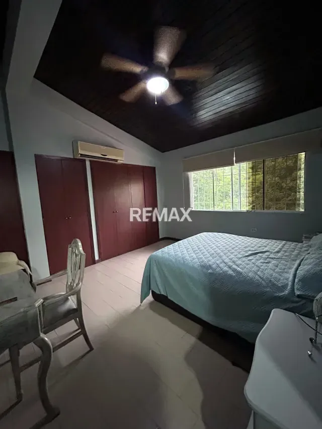 Exclusiva Residencia en Venta en la Urbanización Pedregal II - 11