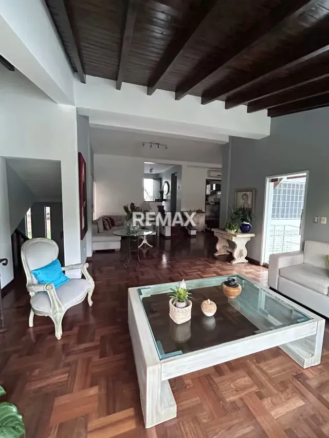 Exclusiva Residencia en Venta en la Urbanización Pedregal II - 2
