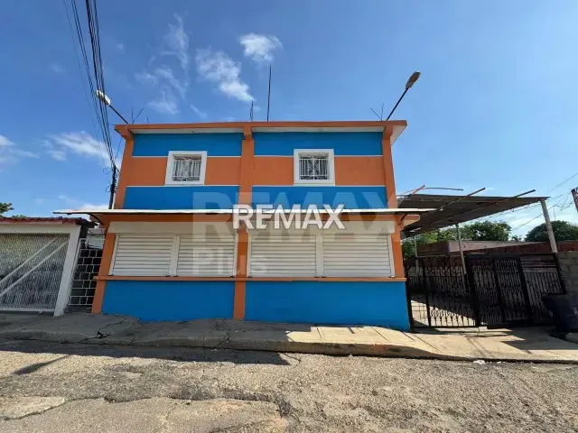 Casa Comercial Multifuncional con Locales Comerciales Sector Las Marías