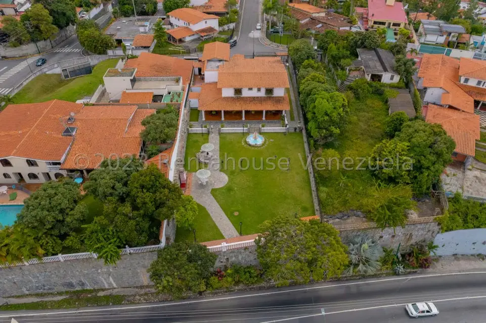 Casa (Duplex) en Venta en Cumbres de Curumo, Distrito Metropolitano - 3