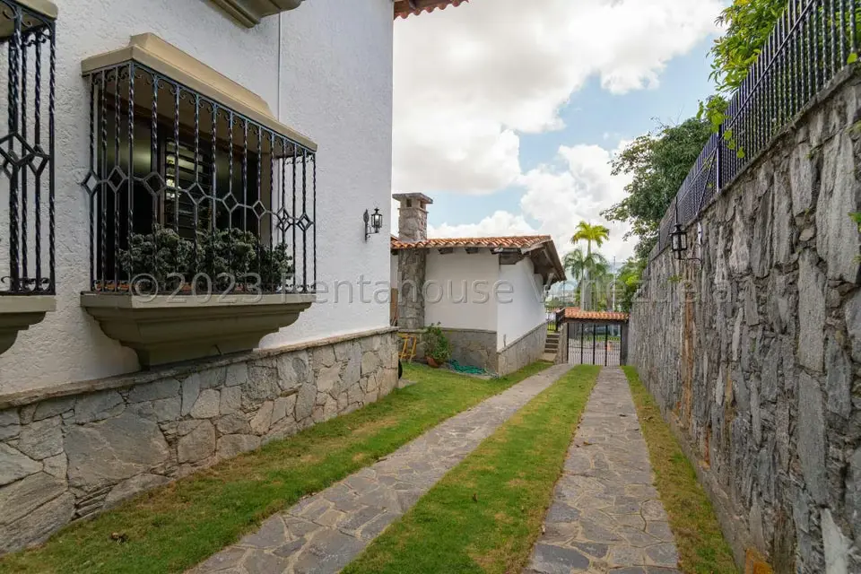 Casa (Duplex) en Venta en Cumbres de Curumo, Distrito Metropolitano - 35