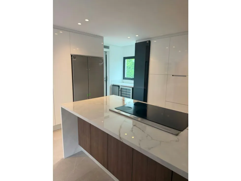 APARTAMENTO EN VENTA 244,70 M2 - URB. LAS MERCEDES - 2