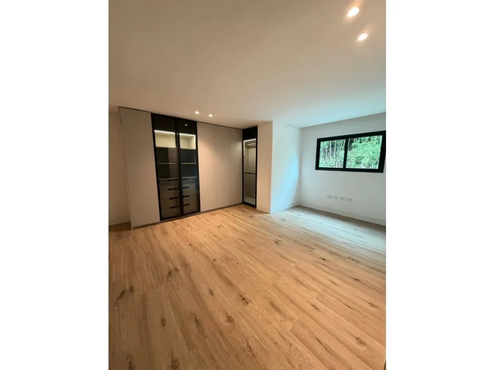 APARTAMENTO EN VENTA 244,70 M2 - URB. LAS MERCEDES - 10