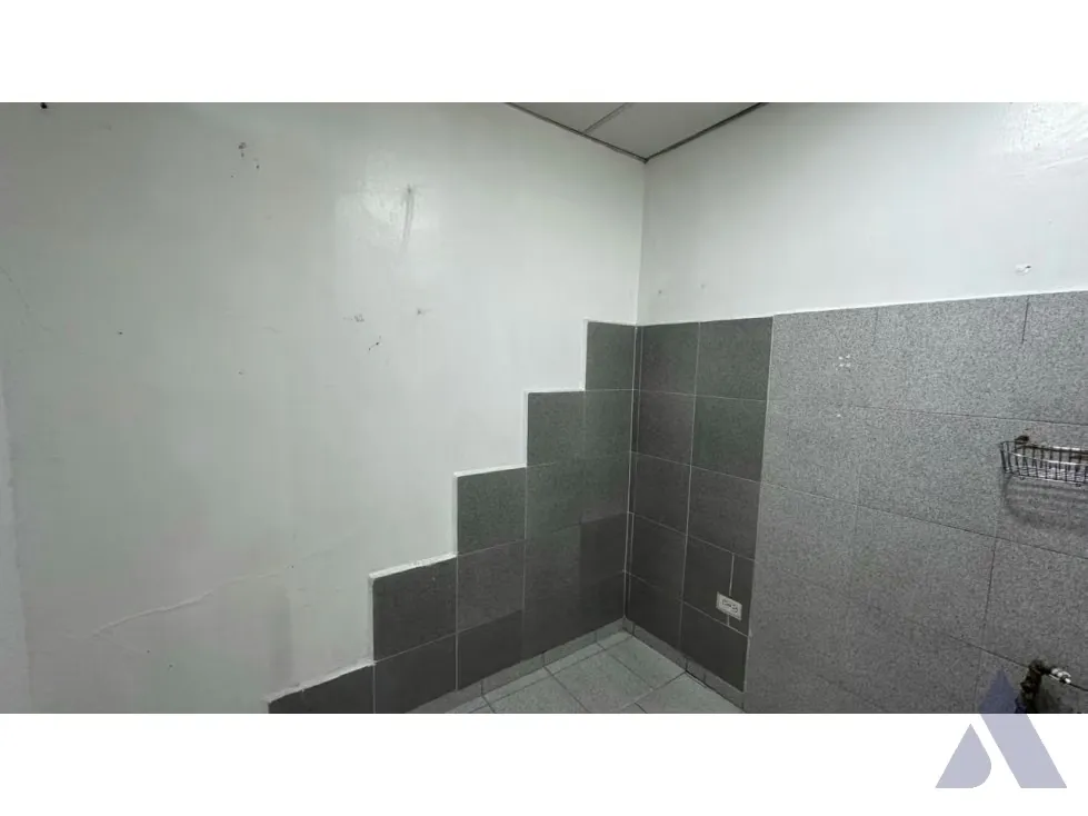 Alquilo local comercial 66m2 C. C. Plaza Páez El Paraiso 7610 - 12