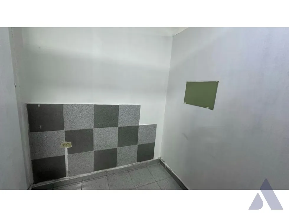 Alquilo local comercial 66m2 C. C. Plaza Páez El Paraiso 7610 - 13