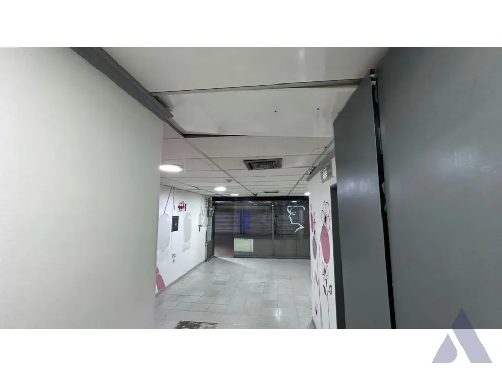 Alquilo local comercial 66m2 C. C. Plaza Páez El Paraiso 7610 - 8