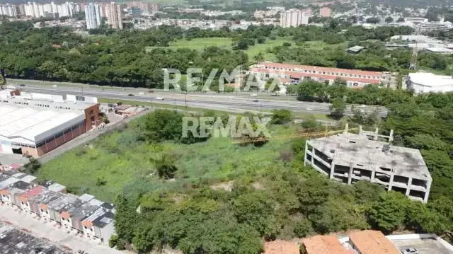 En venta parcela de terreno en proyecto para uso comercial