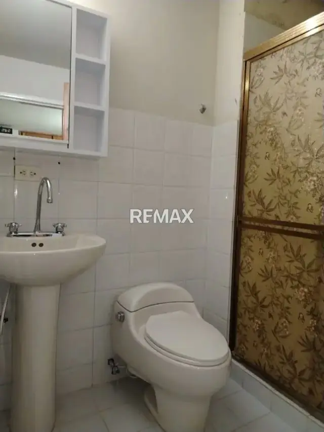 Vende cómodo, acogedor, cálido y amplio apartamento en el Conjunto Residencial Los Robles, ubicado en la avenida Orinoco, casco central de la Ciudad de Maturin. 