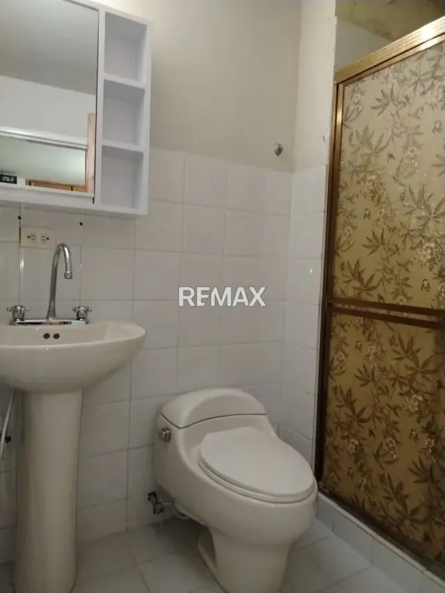 Vende cómodo, acogedor, cálido y amplio apartamento en el Conjunto Residencial Los Robles, ubicado en la avenida Orinoco, casco central de la Ciudad de Maturin. 