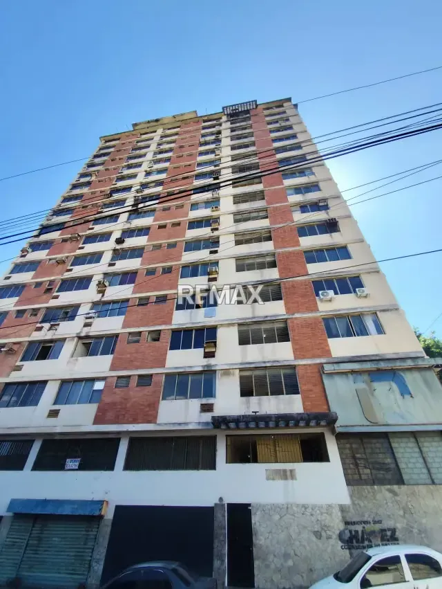 VENDO APARTAMENTO TIPO ESTUDIO EN PISO BAJO EN EL CENTRO DE VALENCIA