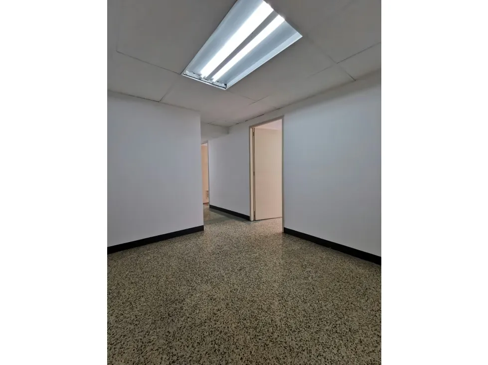Alquilo Oficina SABANA GRANDE 550$/95m2 muy cerca del metro