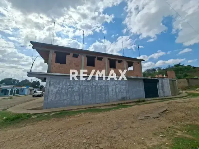 EDIFICIO COMERCIAL EN GRIS, MUNICIPIO MAUROA, ESTADO FALCÓN